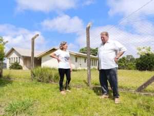 Julio e Nair Berton relatam a história de mobilização da comunidade para manter a Escola São Domingos Sávio (Foto: Karine Bergozza)