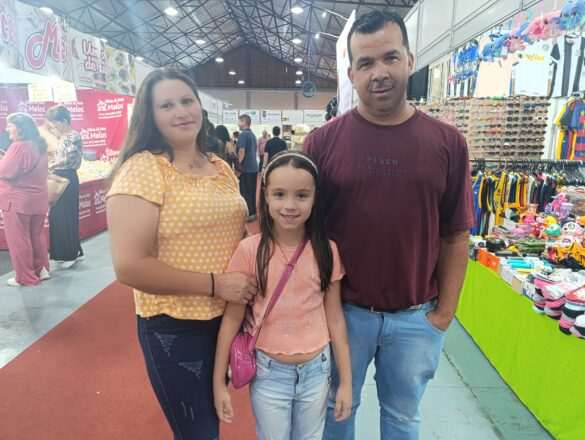 a com o marido, Silvânio, e a filha, Isadora. (Foto: Karine Bergozza)