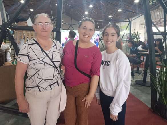 Franciele estava acompanhada da mãe, Vani, e da filha, Brenda. (Foto: Karine Bergozza)
