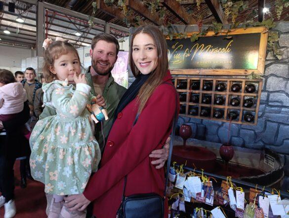 Fabrícia dos Santos escolheu a tarde de domingo para passear com a filha, Géorgia, 2 anos, e o marido, Renato Dallasanta (Foto: Karine Bergozza)